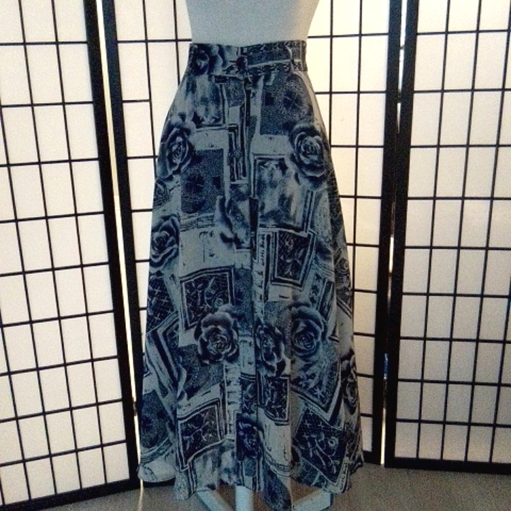 Wrinkle-free long skirt. Size M. Button closure.